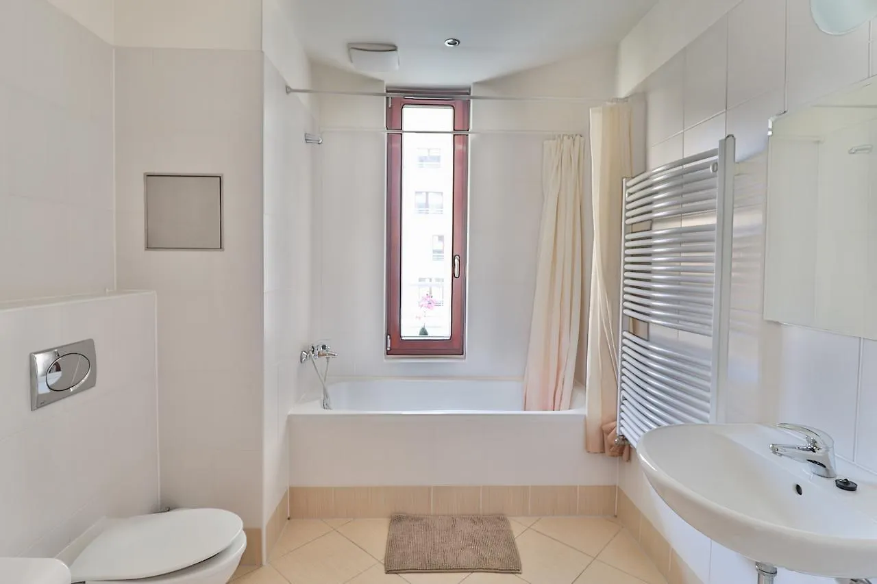 פראג Bright Spacious Apartment