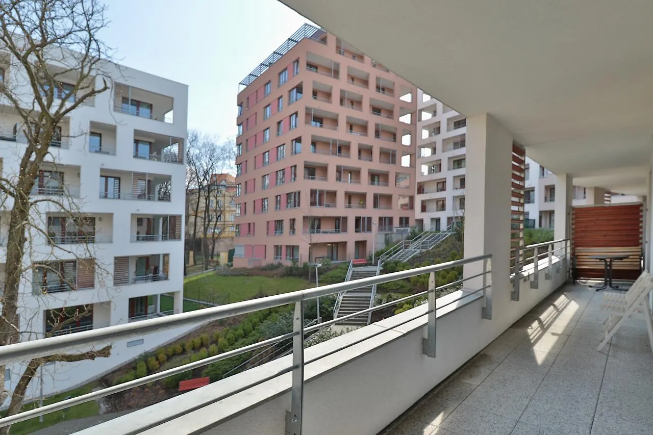 Bright Spacious Apartment Prag